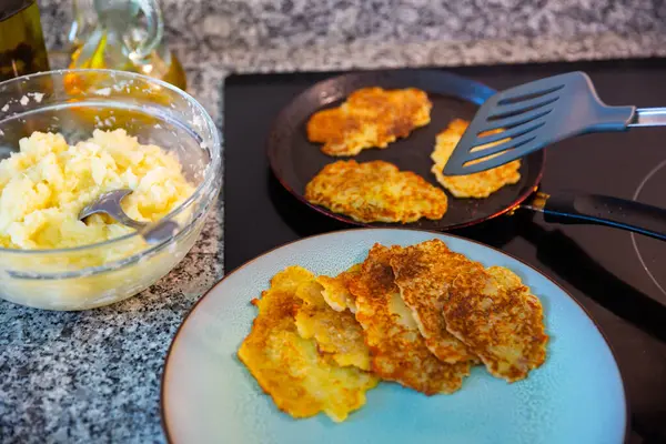 Stek potatispannkakor på tallriken och i stekpannan — Stockfoto