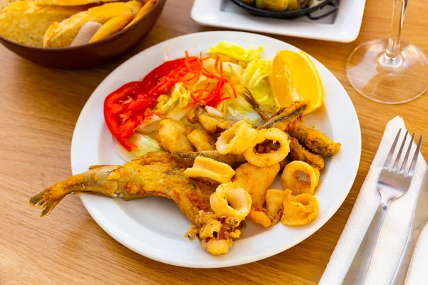Delícias de frutos do mar fritos com legumes frescos e limão — Fotografia de Stock