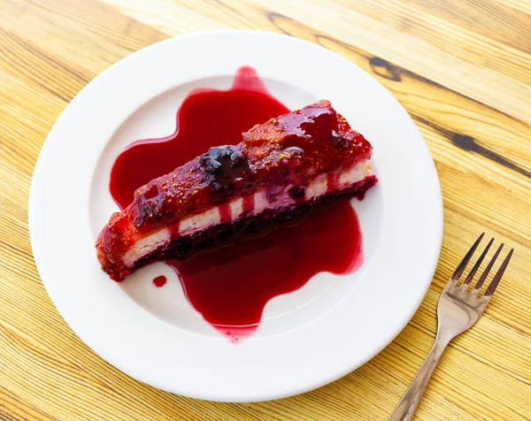 Immagine di deliziosa torta di formaggio dolce con marmellata di bacche — Foto Stock