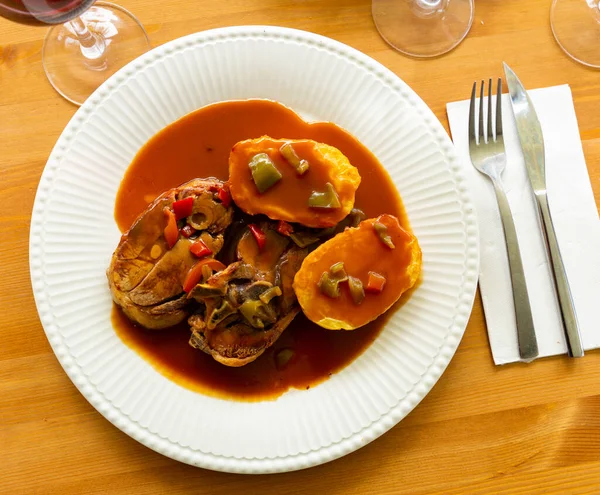 Leckeres Lammfleisch gebacken und serviert mit Sauce und Kartoffeln — Stockfoto