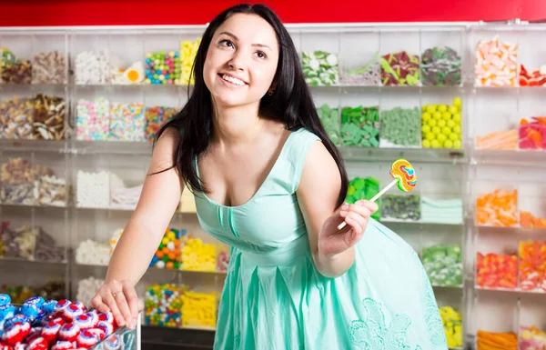 Сексуальна жінка позує в магазині з повністю — стокове фото