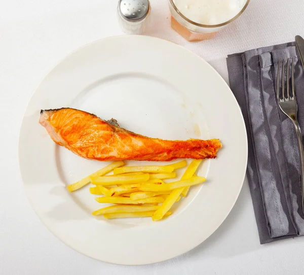 Lachs mit Kartoffeln ist leckeres Gericht in der Küche — Stockfoto