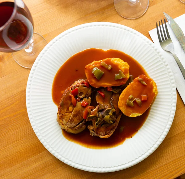 Leckeres Lammfleisch gebacken und serviert mit Sauce und Kartoffeln — Stockfoto