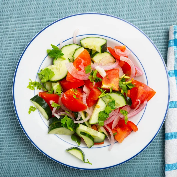 Salade fraîche aux concombres, tomates et oignons — Photo