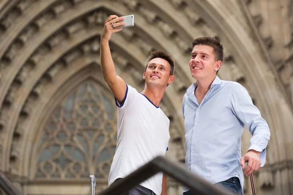 Due ragazzi con i bagagli facendo selfie — Foto Stock