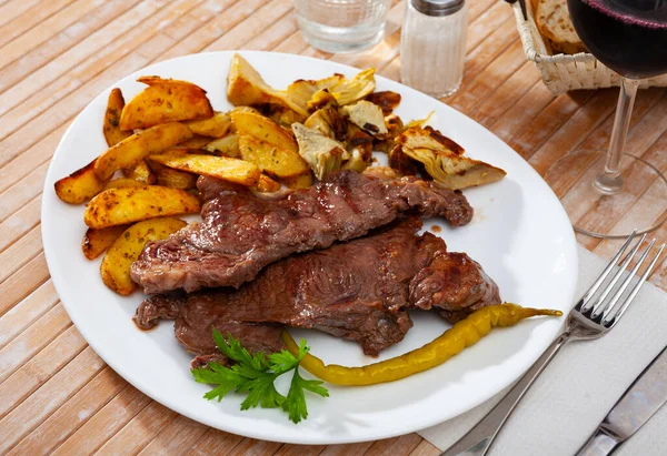 Telecí steak s grilovanými bramborami a artyčoky — Stock fotografie
