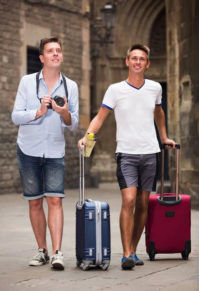 Sorrindo turistas do sexo masculino andando e fazendo foto — Fotografia de Stock