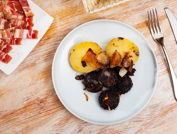 Fırında patatesle süslenmiş Katalan kanlı sosisi. — Stok fotoğraf