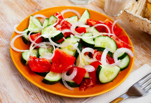 Insalata vegetariana con cetrioli freschi, pomodori, cipolla — Foto Stock