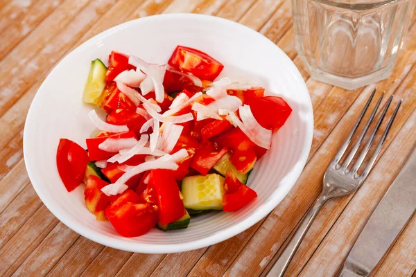 Salada vegetariana com tomates frescos, pepinos e cebola — Fotografia de Stock