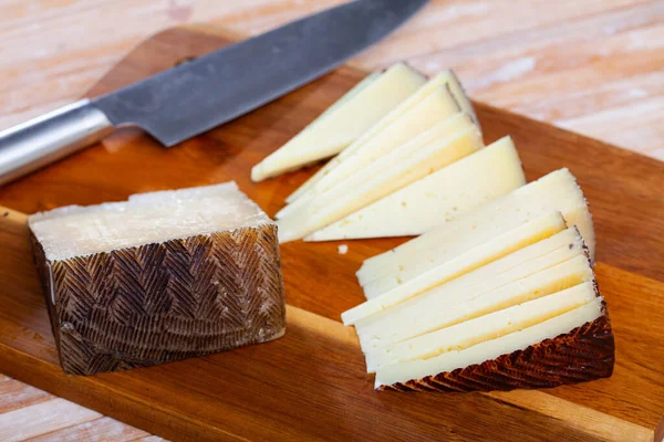 Sliced semi duro espanhol queijo de ovelha Manchego, ninguém — Fotografia de Stock