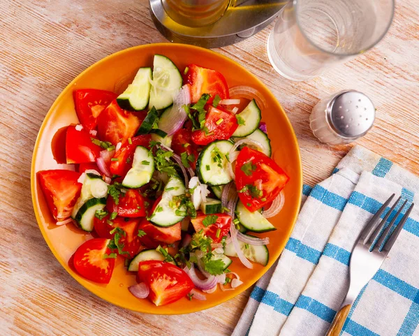 Frischer Salat mit Gurken, Tomaten und Zwiebeln — Stockfoto