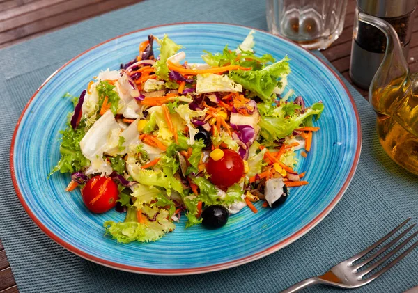 Teller mit köstlichem Salat aus Salat, Tomaten, Mais, Zwiebeln — Stockfoto