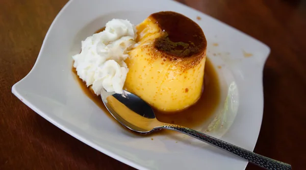 Flan de caramelo com chantilly — Fotografia de Stock