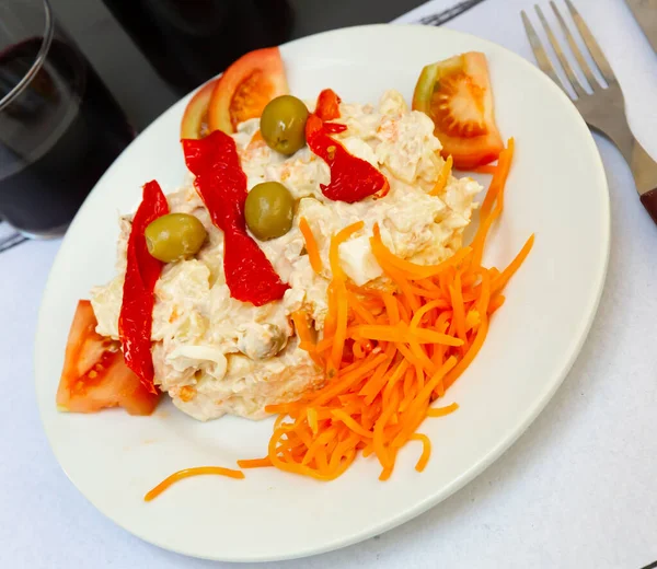 Ensalada con zanahorias y aceitunas —  Fotos de Stock