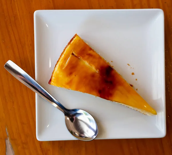 Pedazo de sabroso pastel de crema catalán primer plano — Foto de Stock