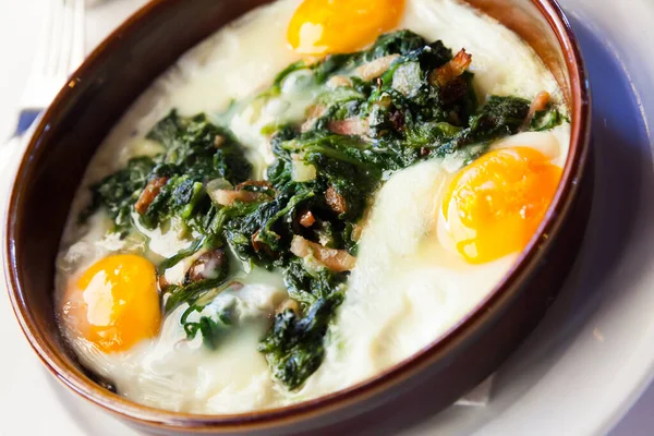 Kızarmış yumurta, ıspanak, jambon ve kuru üzüm, Katalan mutfağı. — Stok fotoğraf