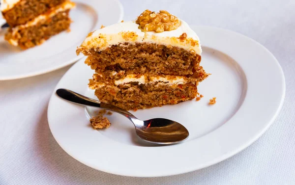 Rebanada de pastel de zanahoria suave con esmalte de queso crema en la mesa de madera — Foto de Stock