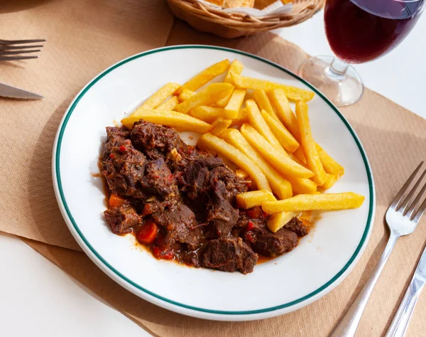 Javali selvagem em molho com batatas fritas — Fotografia de Stock