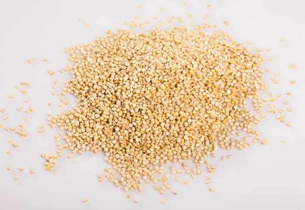 Haufen Quinoa auf weißer Oberfläche — Stockfoto