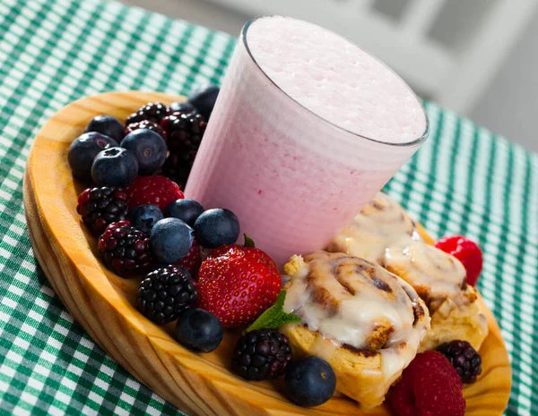 Cinnabons e frullato allo yogurt con bacche — Foto Stock