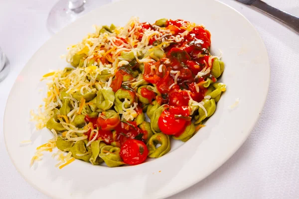 Spinattortellini mit Gemüsesauce und geriebenem Käse — Stockfoto