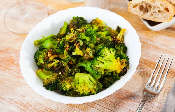 Healthy vegetarian appetizer of stir fried broccoli — Stock Image Healthy vegetarian appetizer of stir fried broccoli Stock Picture