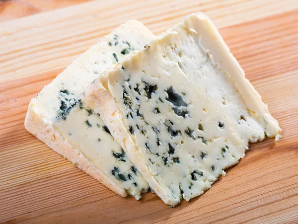 Fatias de queijo azul macio com molde na placa, ninguém — Fotografia de Stock