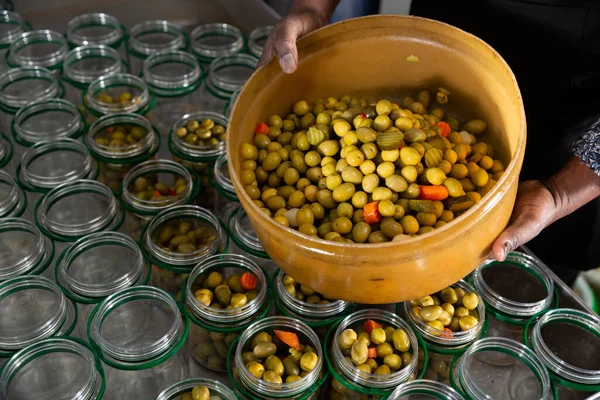 Gläser mit Oliven zum Einlegen füllen — Stockfoto