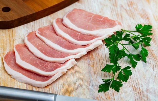 Surowa wieprzowina gotowa do gotowania na stole — Zdjęcie stockowe