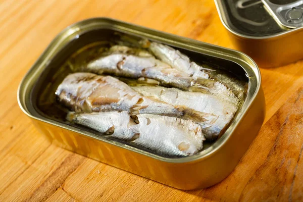 Blechdose mit geräucherten Sprotten, Sardinen, Nahaufnahme — Stockfoto