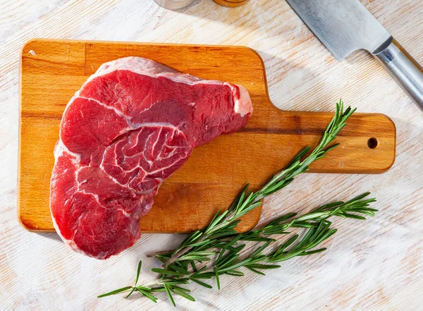 Råbiff nötkött på en träskiva — Stockfoto
