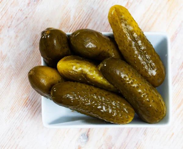 Marinated cucumbers in bowl — Stock Photo, Image