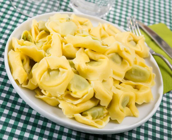 Tortelloni with ricotta cheese and spinach — Stock Photo, Image