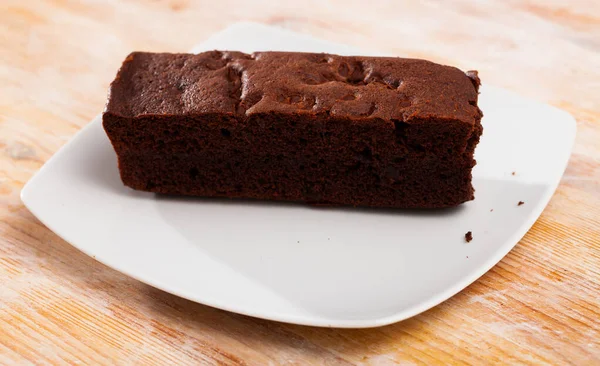 Brownie fresco sobre mesa de madera — Foto de Stock