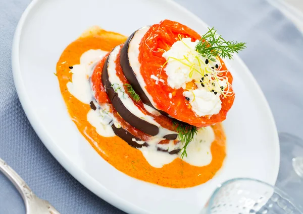 Grilled eggplant and tomatoes tower — Stock Photo, Image