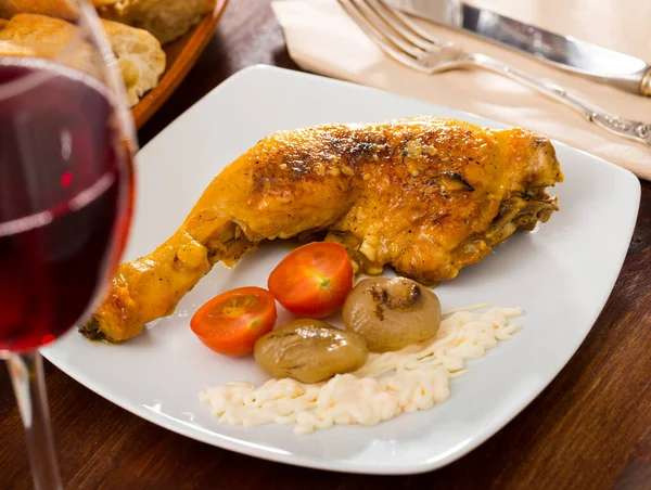 Pečené kuřecí stehýnko s pečenou cibulí a omáčkou — Stock fotografie
