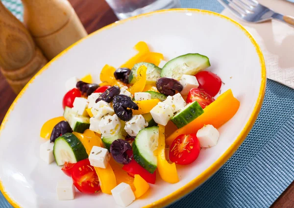 Griekse salade. Hoge kwaliteit foto — Stockfoto