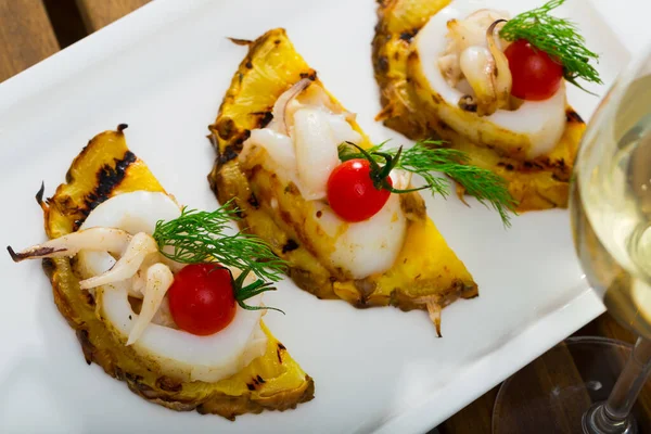 Sepia gebakken op een grill met ananas en kerstomaten is lekker gerecht — Stockfoto