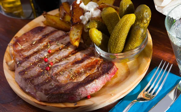 Beef strip steak — Stock Photo, Image