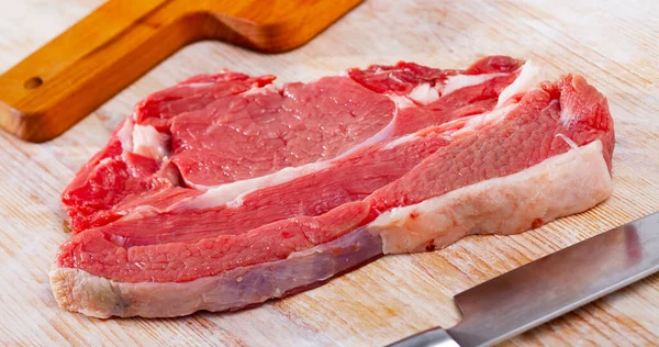 Obearbetat kalvkött entrecote — Stockfoto