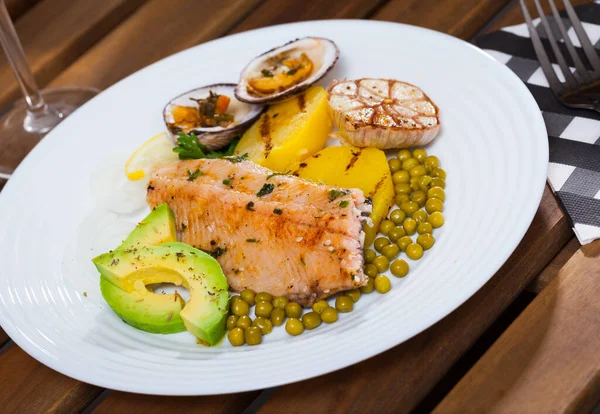 Trucha a la parrilla con verduras y almejas — Foto de Stock