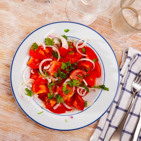 Domates, soğan, yeşillik ve zeytinyağlı vejetaryen salatası. — Stok fotoğraf