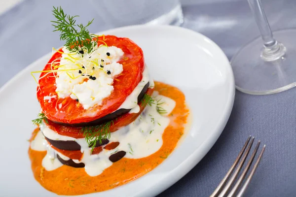 Rostade grillskivor av aubergine och tomat — Stockfoto