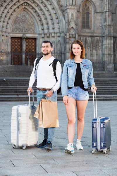 Coppia andando nel centro storico della città — Foto Stock