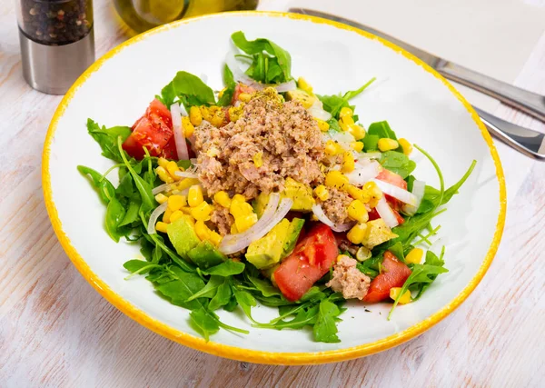 Salada com tunny enlatado — Fotografia de Stock