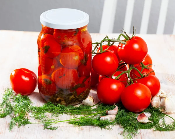 Eingelegte Tomaten im Glas — Stockfoto