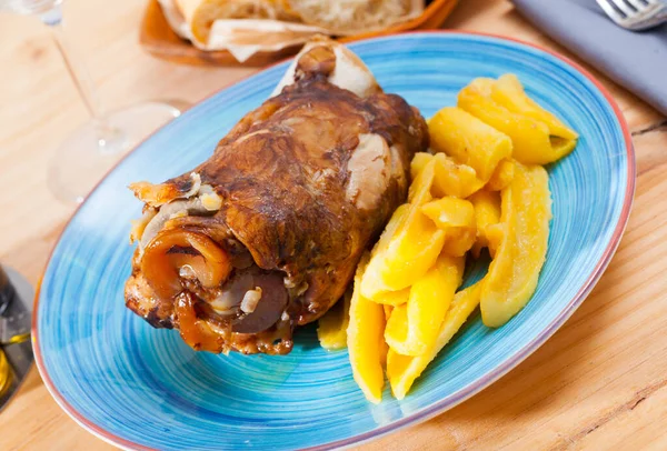 Costeleta de porco com fatias de batatas assadas — Fotografia de Stock