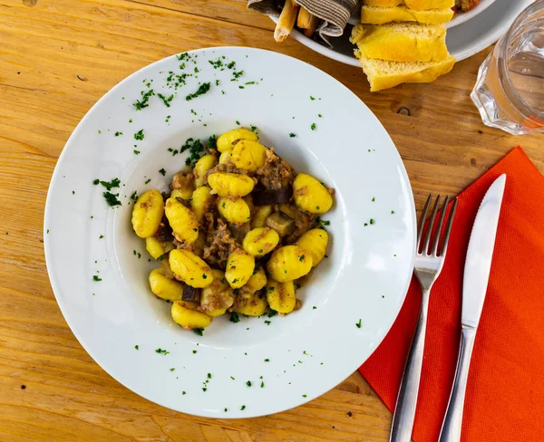 Gnocchi with aubergine and minced meat — Stock Photo, Image
