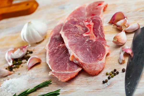生の豚肉の肩料理の準備 — ストック写真